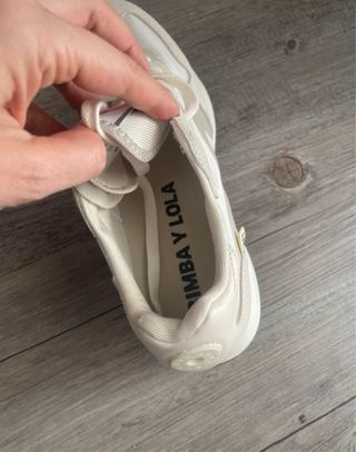 Zapatillas auténticas y nuevas 