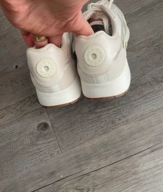 Zapatillas auténticas y nuevas 