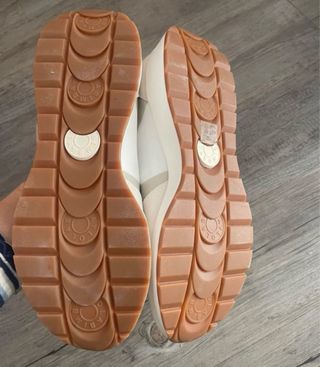 Zapatillas auténticas y nuevas 