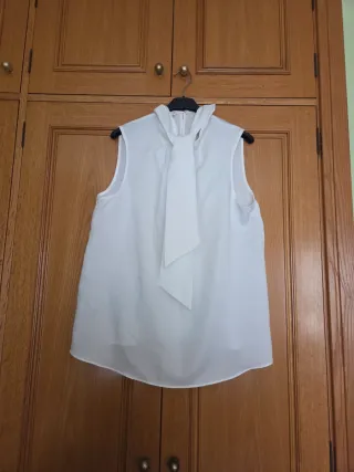 Blusa blanca sin mangas con lazada