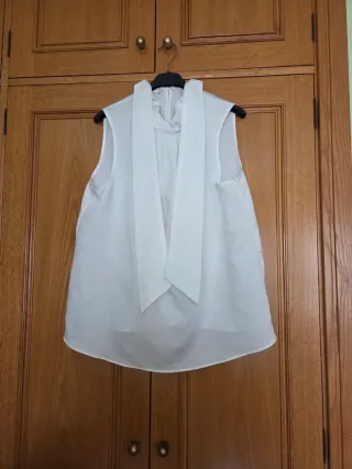 Blusa blanca sin mangas con lazada