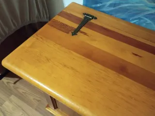 Baúl de madera con tapa abatible.