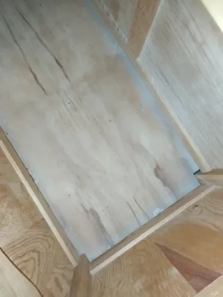 Baúl de madera con tapa abatible.