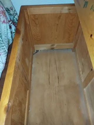 Baúl de madera con tapa abatible.
