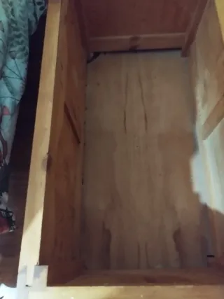 Baúl de madera con tapa abatible.