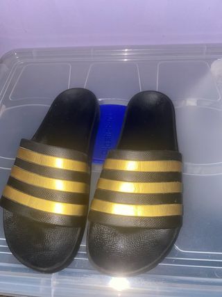 Chanclas Adidas Originales Negro y Dorado