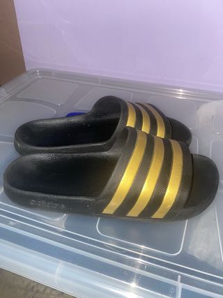 Chanclas Adidas Originales Negro y Dorado