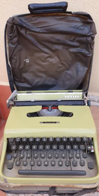 Macchina da scrivere Olivetti Pluma 22