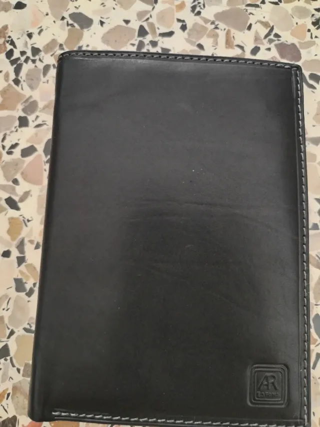 Cartera de piel AR negra