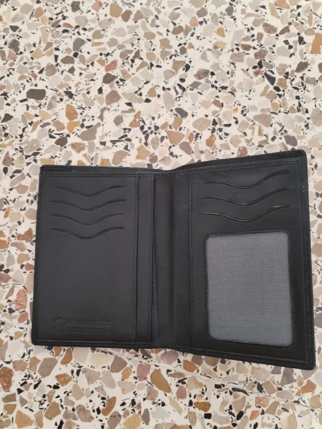 Cartera de piel AR negra
