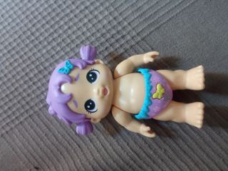 Muñeca bebé con pañal y lazos
