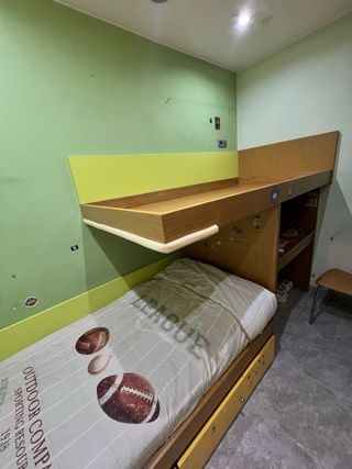 Dormitorio infantil con cama ,escritorio y armario
