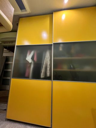 Dormitorio infantil con cama ,escritorio y armario