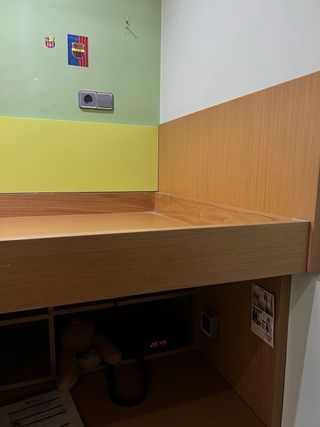 Dormitorio infantil con cama ,escritorio y armario