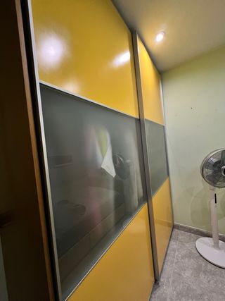 Dormitorio infantil con cama ,escritorio y armario