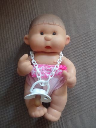Muñeca Nenuco con cadena y chupete