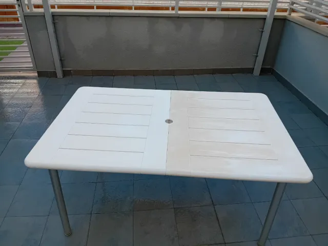Mesa de terraza blanca de resina