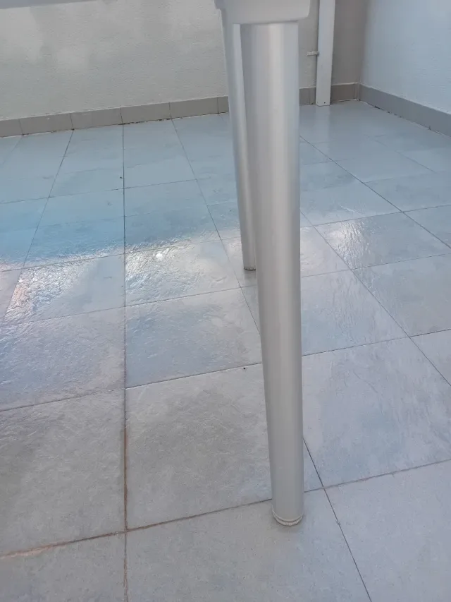 Mesa de terraza blanca de resina