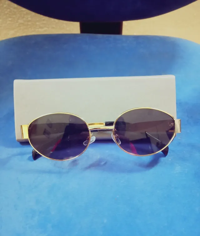 Gafas de sol ovaladas doradas