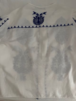 Blusa Zara bordada azul y blanca