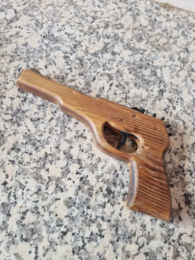 Pistola de madera lanza gomas