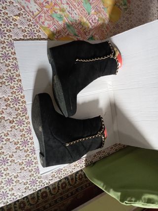 Stivaletti con zeppa e catena oro