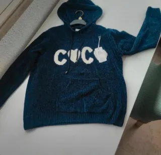 Sudadera con corazón azul y blanco