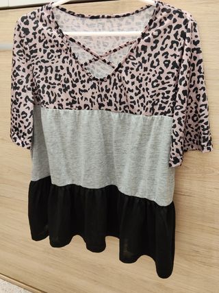 Blusa con estampado animal print y volantes