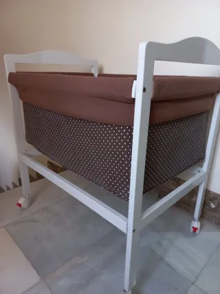 Minicuna blanca con estampado de topos