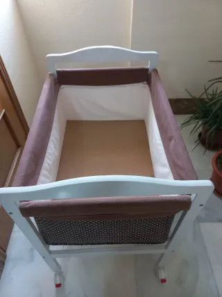 Minicuna blanca con estampado de topos