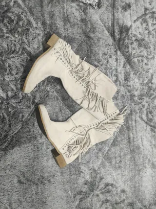 Botas beige con flecos y tachuelas