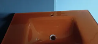 Mueble de baño madera y cristal naranja