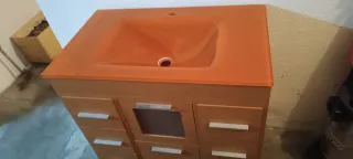 Mueble de baño madera y cristal naranja