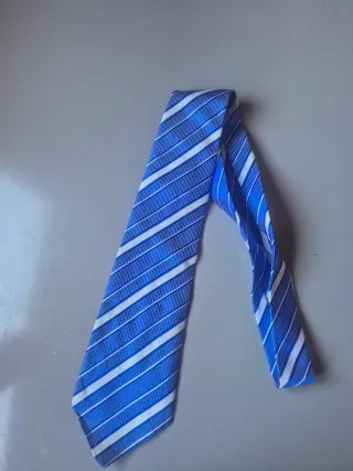 Corbata azul y blanca de rayas