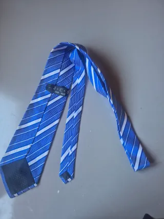 Corbata azul y blanca de rayas