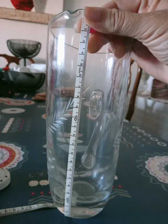 Jarra de agua antigua de cristal