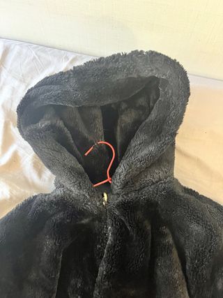 Chaqueta de plumas negra con capucha