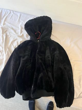 Chaqueta de plumas negra con capucha