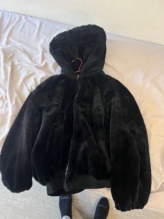 Chaqueta de plumas negra con capucha