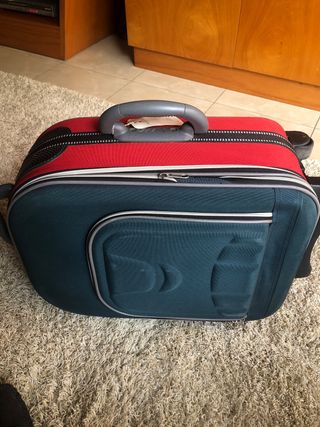 Maleta de viaje verde y roja