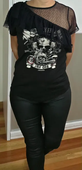 Blusa negra con volantes y estampado