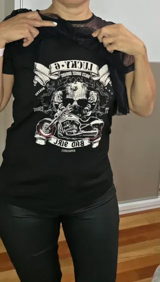 Blusa negra con volantes y estampado
