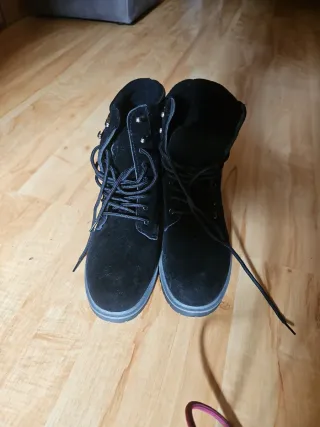 Botas negras con cordones