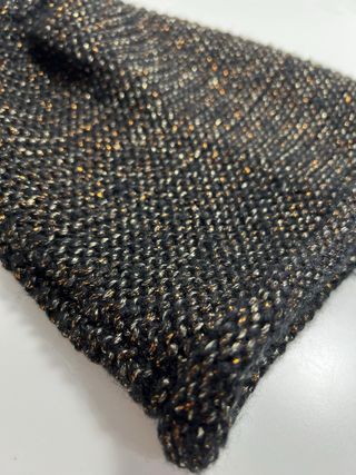 Gorro de invierno negro y dorado
