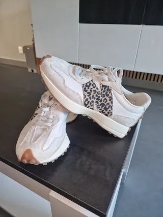 New Balance Mujer Beige y Blanco