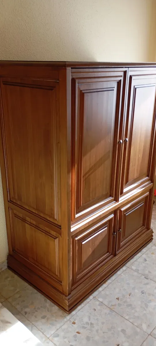 Mueble de madera marrón