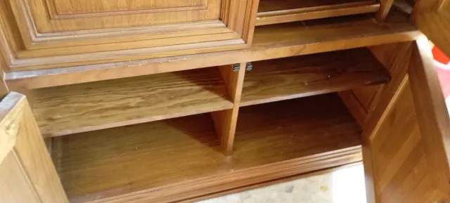 Mueble de madera marrón