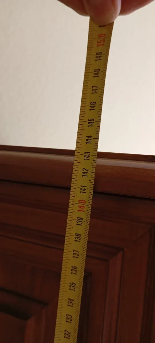 Mueble de madera marrón