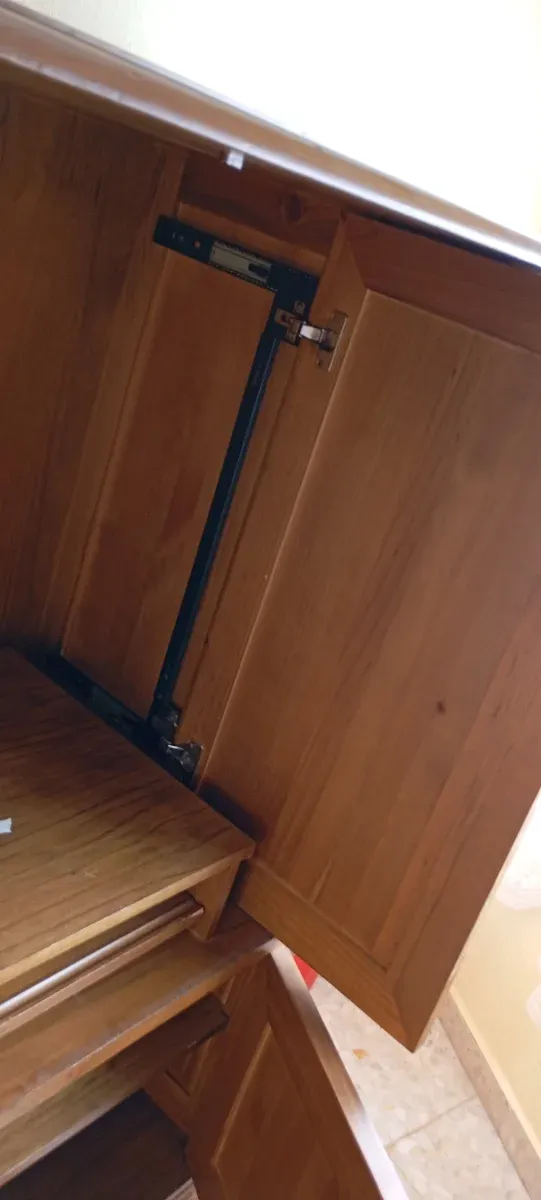 Mueble de madera marrón