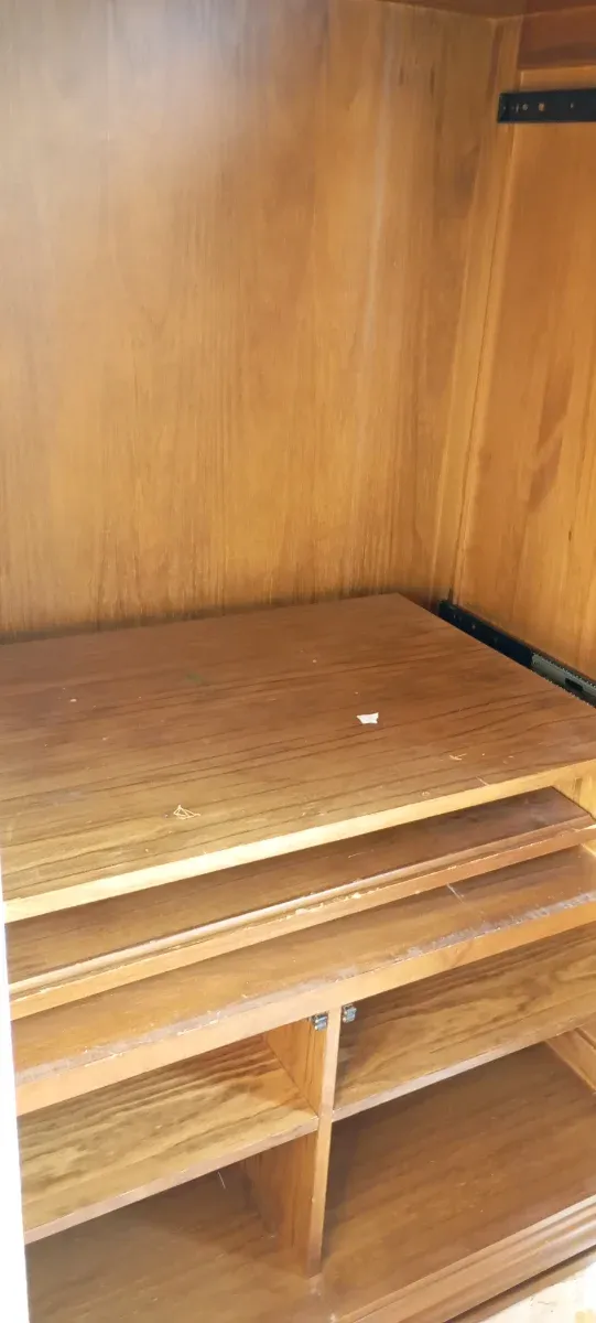 Mueble de madera marrón